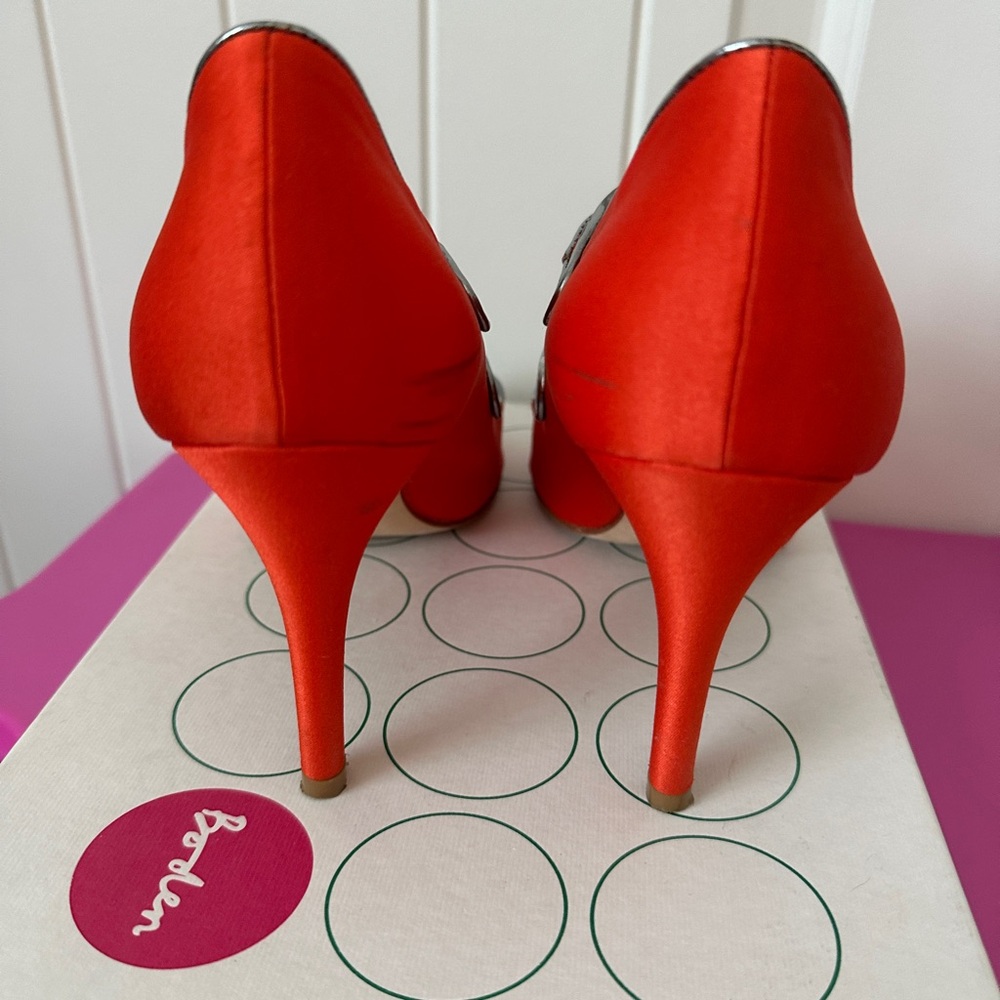 Boden orange-red satin w silver patent leather trim pumps - Picture 3 of 5